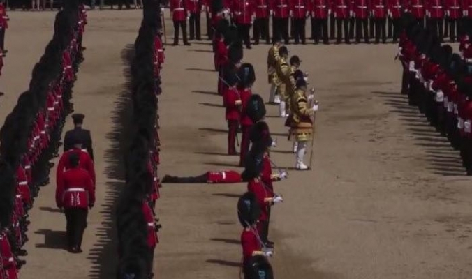 البروتوكول والحر يغميان الحرس الملكي البريطاني في عيد الملكة