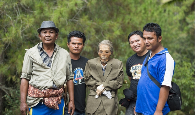 ينبشون الجثث ويلبسونها ليلتقطوا الصور معها..طقوس قبيلة توراجا الإندونيسية للاحتفاء بالأسلاف الراحلين