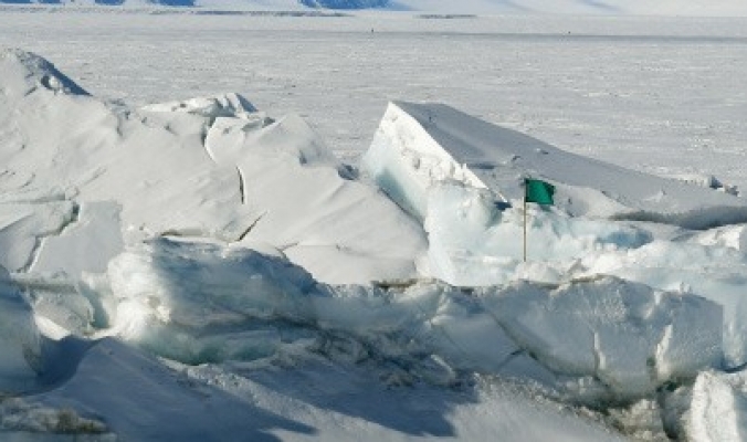 أحد أكبر الجبال الجليدية في التاريخ يوشك على التفتت والانفصال