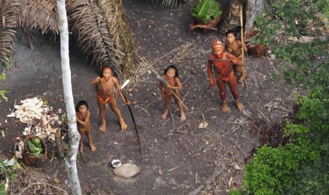 تم تصويرهم من أعلى بطائرة بدون طيار.. قبيلة هندية في إحدى غابات البرازيل لا تعرف العالم الخارجي ولا تتواصل مع أحد