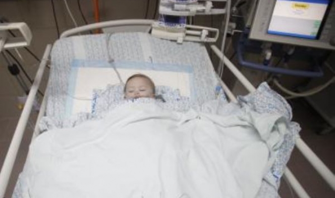 الرضيعة قمر شحادة تواجه عمليات خطيرة في القلب دون أهلها بسبب &quot;المنع الإسرائيلي&quot;