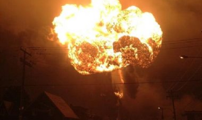 شاهد الفيديو: انفجار ضخم لقطار يحمل صهاريج نفط في كندا