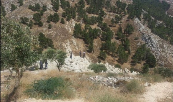 بالصور.... لحظة العثور على جثة الشاب عماد جوابرة في وادي الباذان
