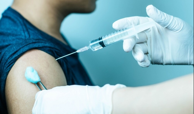 لماذا نتلقى اللقاح والتطعيمات أعلى الذراع عادةً؟