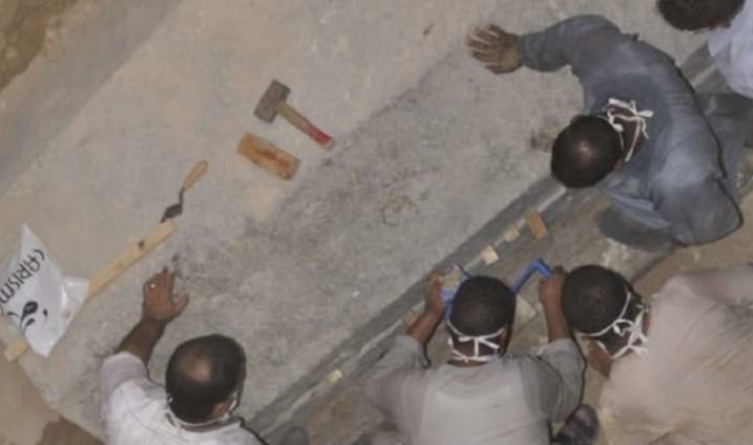 شاهد الصور الأولى لفتح تابوت الإسكندرية.. العثور على جندي مضروب بالسهم داخله!