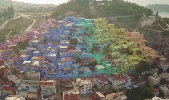 بالصور: بلدة سياحية تركية تكتسي بألوان قوس قزح.. استخدموا 50 ألف لتر من الطلاء لدهان المنازل