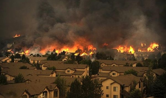 مساحة تزيد عن قطاع غزة ... حالة طوارئ.. هروب جماعي.. دمار هائل نتيجة الحرائق الكارثية في ولاية كولورادو .. شاهد الصور