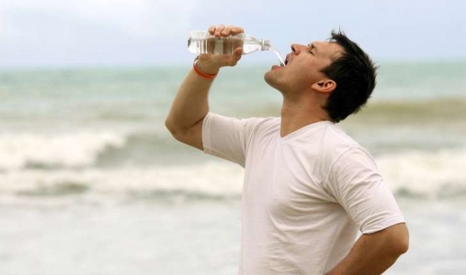 ما خطورة الإفراط في شرب الماء على جسم الإنسان؟