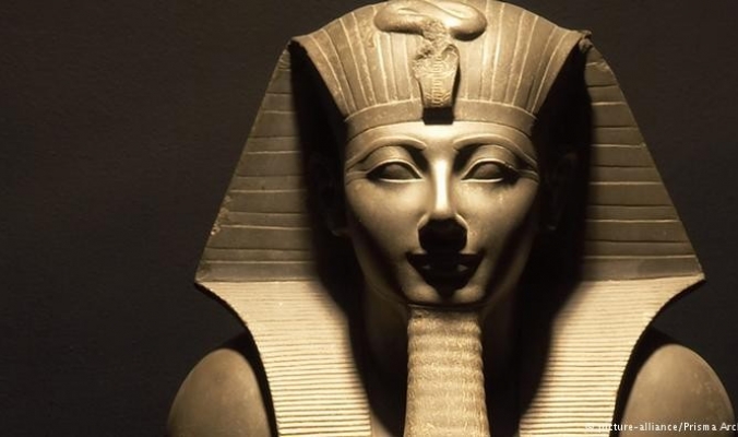 اكتشاف تمثالين لإلهة الانتقام بالأقصر في مصر