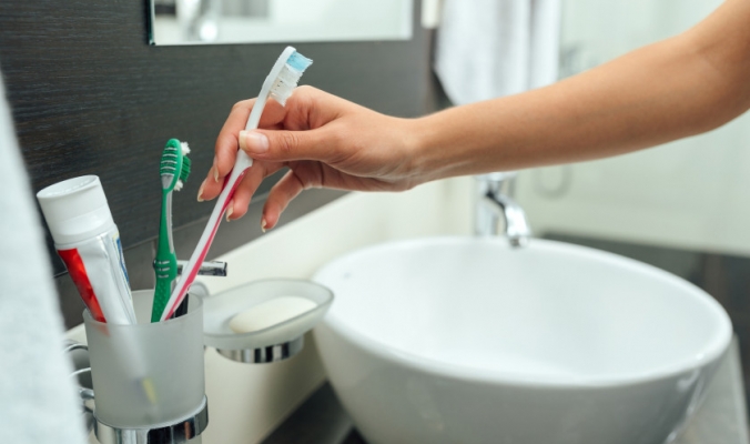ما هي أفضل طريقةٍ صحيةٍ لتخزين فرشاة الأسنان؟