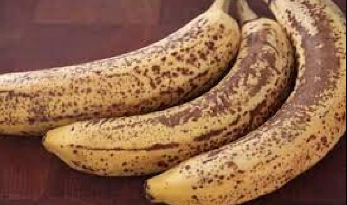 لماذا تظهر بقع سوداء اللون على الموز في المطبخ؟.. هذا تفسير العلماء