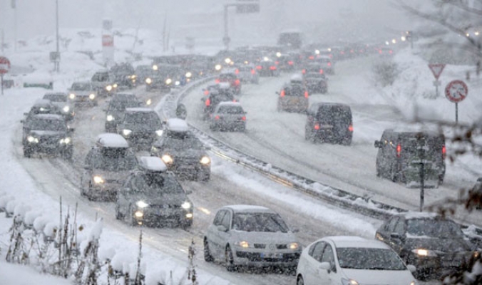 الثلوج تحاصر آلاف السيارات في طريق سريع بإيطاليا