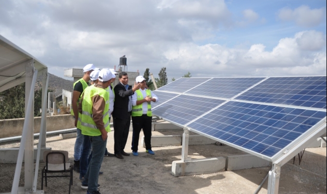 ألواح شمسية تجمع الإشعاع وتبثه ثقافة بيئية ومدخولاً مادياً لتطوير ثلاثين مدرسة في الضفة الغربية