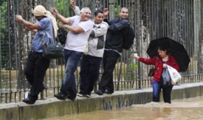 استمرار الامطار الغزيرة والفيضانات في ايطاليا وانتقالها الى فرنسا واسبانيا