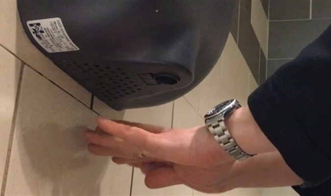 لهذا السبب لا تستخدم مجففات الأيدي في الحمّامات العامة