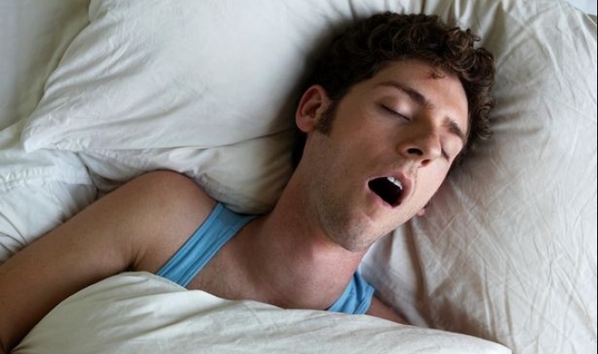 هل تنام 8 ساعات يومياً لكنك تشعر بالتعب الشديد عند الاستيقاظ؟