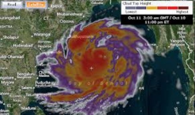 بالصور... إعصار فايلين المخيف يقترب من السواحل الهندية وإنذار باللون الأحمر الأقصى