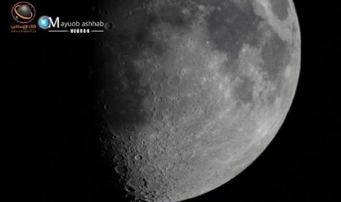 القمر ليلة التاسع من رمضان كما ظهر في سماء مدينة الخليل