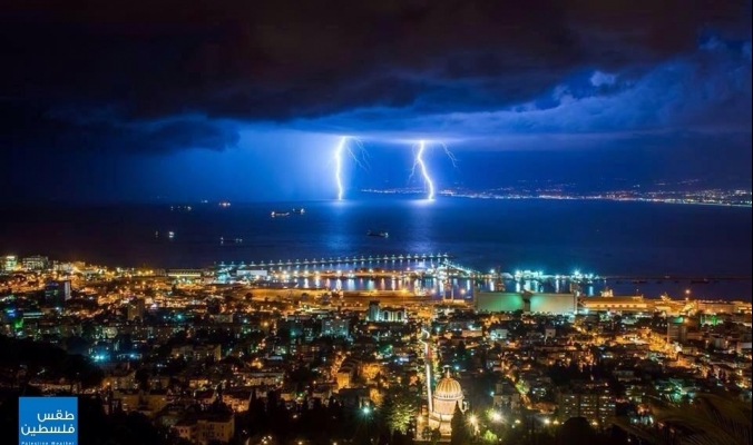 العواصف الرعدية ترسم لوحة ساحرة في سماء حيفا