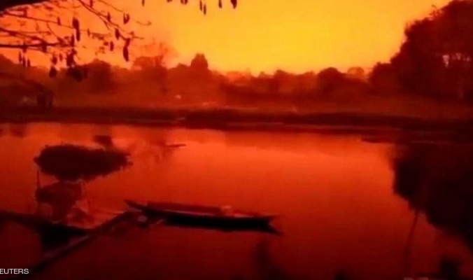 السماء في إندونيسيا تتحول للون الدم.. وفيديو للواقعة