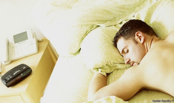 عدد ساعات النوم القليلة قد تجعلك أكثر عرضة لنزلات البرد