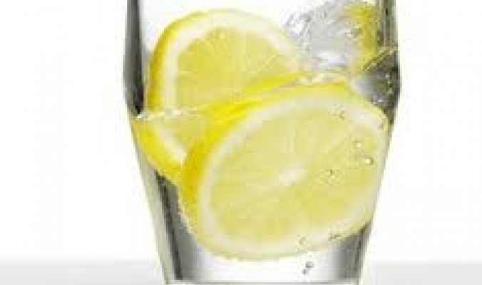 7 فوائد تدفعك لإعداد خليط الماء الدافئ مع الليمون كل الصباح