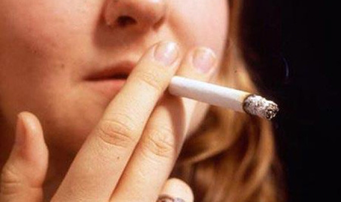 لماذا يضر التدخين النساء أكثر من الرجال؟