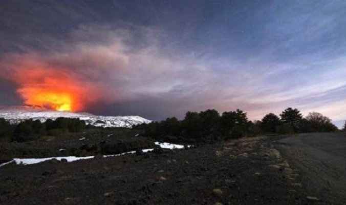 بالفيديو.. انفجار بركان “إتنا” الإيطالي يخلّف وابلًا من الحمم البركانية