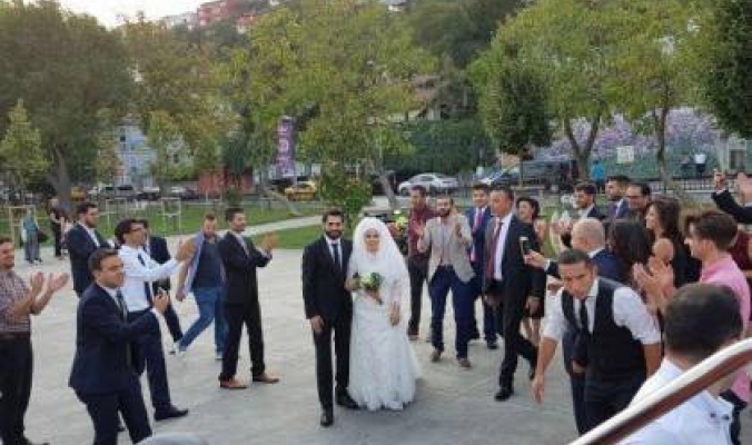 بالصور: العروس من الضفة الغربية و العريس من غزة والعرس مظاهرة في تركيا