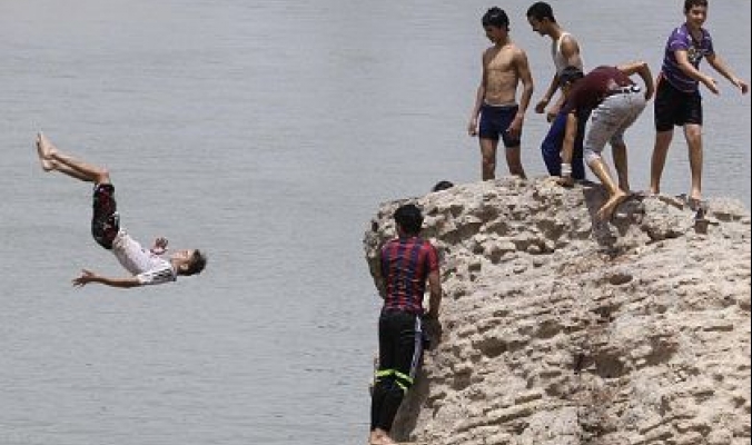 درجات الحرارة في العراق تتجاوز الخمسين مئوية...الحياة العامة تتعطل