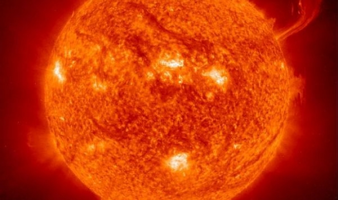 ناسا تعرض فيلما تسجيليا لأمطار البلازما على سطح الشمس