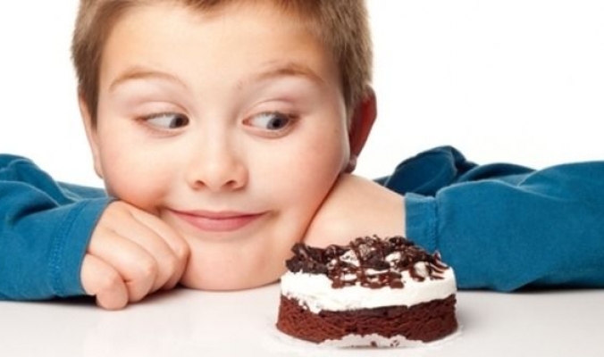 حرمان الأطفال من الحلويات يجعلهم أكثر عُرضة للسمنة