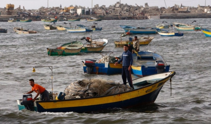رحلة البحث عن السمك في غزة...مهمة شاقة تهدد مصدر رزق آلاف الصيادين وتنذر بتدهور البيئة البحرية