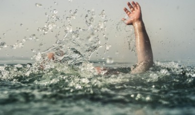 كيف تبقى آمناً في البحر؟ مُنقذ شواطئ يقدم 9 نصائح قد تنقذ حياتك في حال تعرضك للغرق !