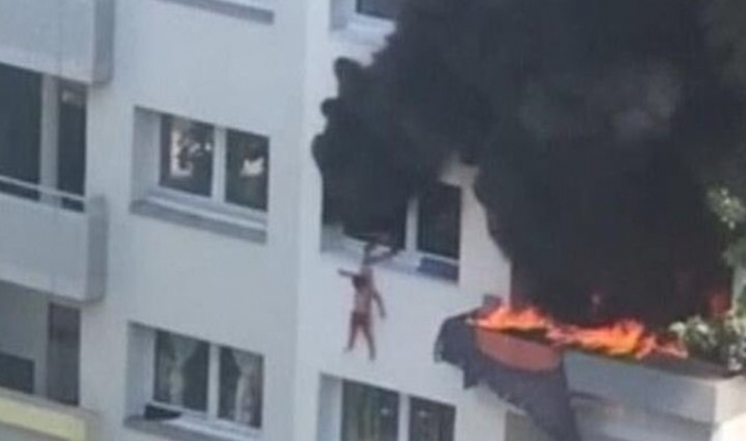 مشهد مروع لقفز طفلين من الطابق الثالث هربا من النيران (شاهد)