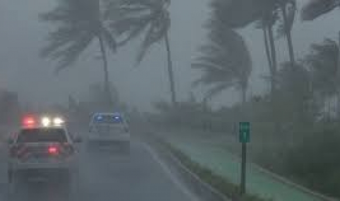 بداية غاية في السوء: بالفيديو.. إعصار إرما يضرب ميامي بقوة شديدة ويحول شوارعها إلى أنهار