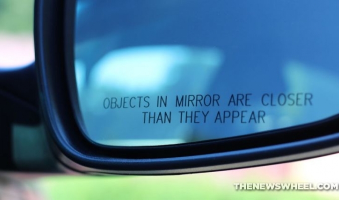 لماذا تبدو الأشياء في مرآة السيارة أقرب مما هي عليه في الحقيقة؟
