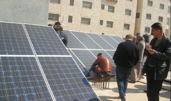 وأخيراً أنظمة الطاقة الشمسية النظيفة تدخل البيوت الفلسطينية