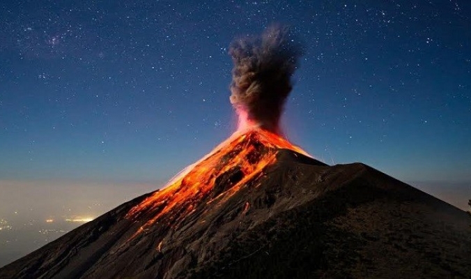 بالفيديو والصور.. خروج جسم غامض من بركان مكسيكي