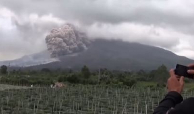 إندونيسيا ترفع تحذيرات الطيران إلى الدرجة القصوى بسبب بركان سينابونغ!