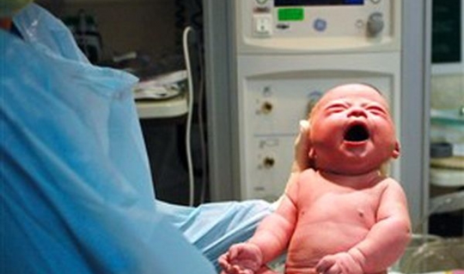 بلدة اسبانية تشهد ولادة أول طفل منذ 45 عاماً