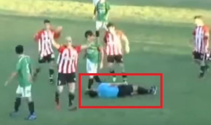 بالفيديو... لاعب كرة قدم يقتل حكما بلكمة قاضية احتجاجا على طرده