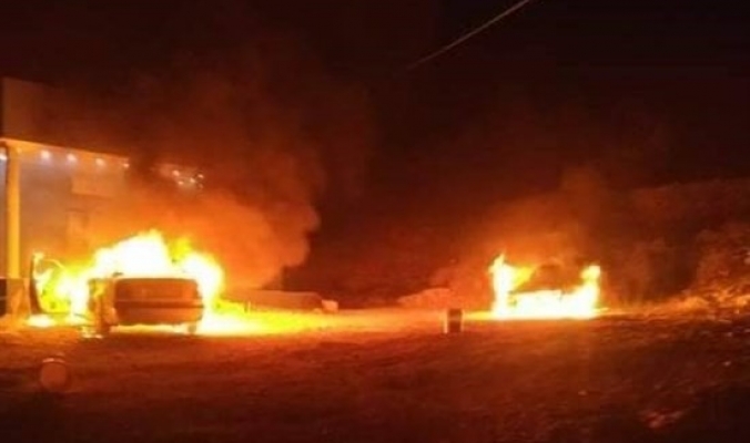 مستوطنون يحرقون مركبتين ويخطون شعارات عنصرية غرب نابلس
