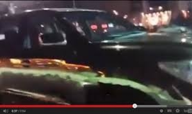 بالفيديو.. سيارة مطلية بالذهب تدهش المارة بالسعودية