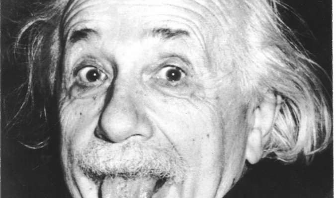 لسان أينشتاين.. قصة الصورة التي تحولت لأفضل صور القرن العشرين