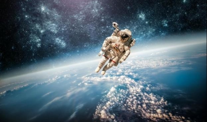 لماذا يعجز رواد الفضاء عن المشي على الأرض؟