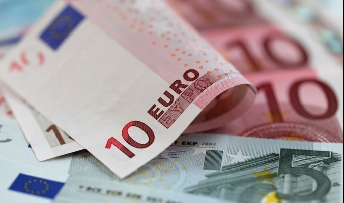 هل يصبح &quot;اليورو&quot; ضحية خلافات أوروبا والولايات المتحدة؟
