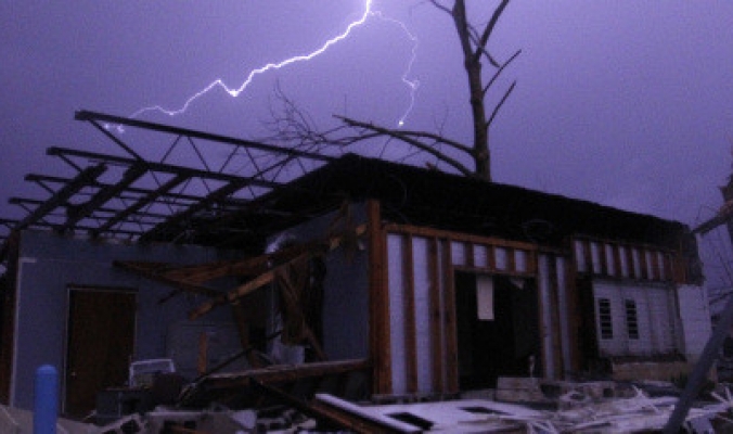 بالصور..عواصف وفيضانات تدمر بلدات جنوب أميركا وتوقع 25 قتيلاً