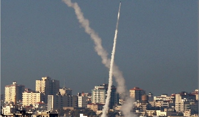 صاروخ يضرب منزلاً في تل أبيب ويصيب العشرات