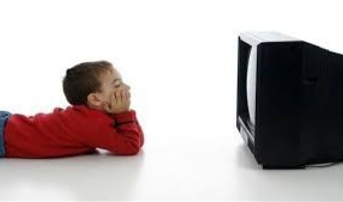 ماذا يحدث للطفل إن قضى أكثر من ساعتين أمام التلفاز؟